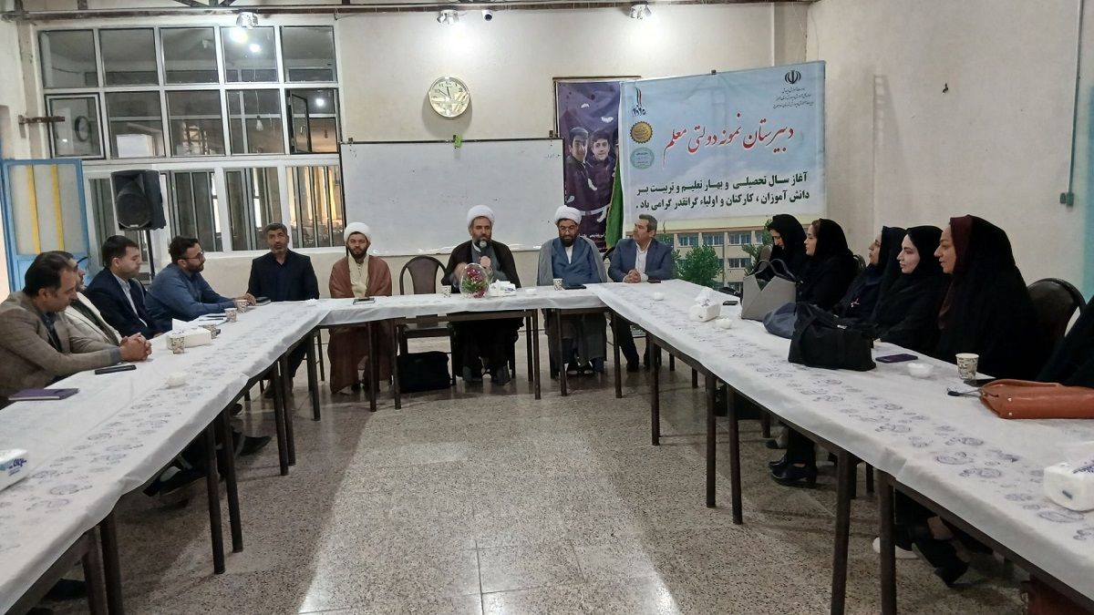 جلسه هماهنگی ۱۳ آبان و روز دانش‌آموز در شهر مهستان