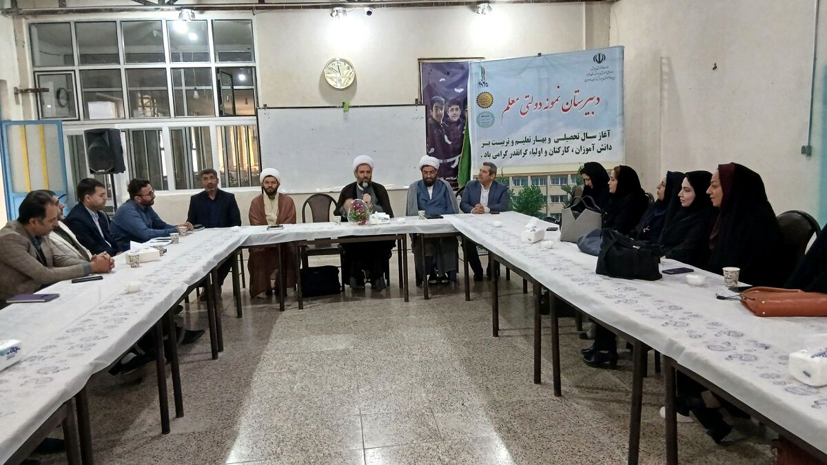جلسه هماهنگی ۱۳ آبان و روز دانش‌آموز در شهر مهستان