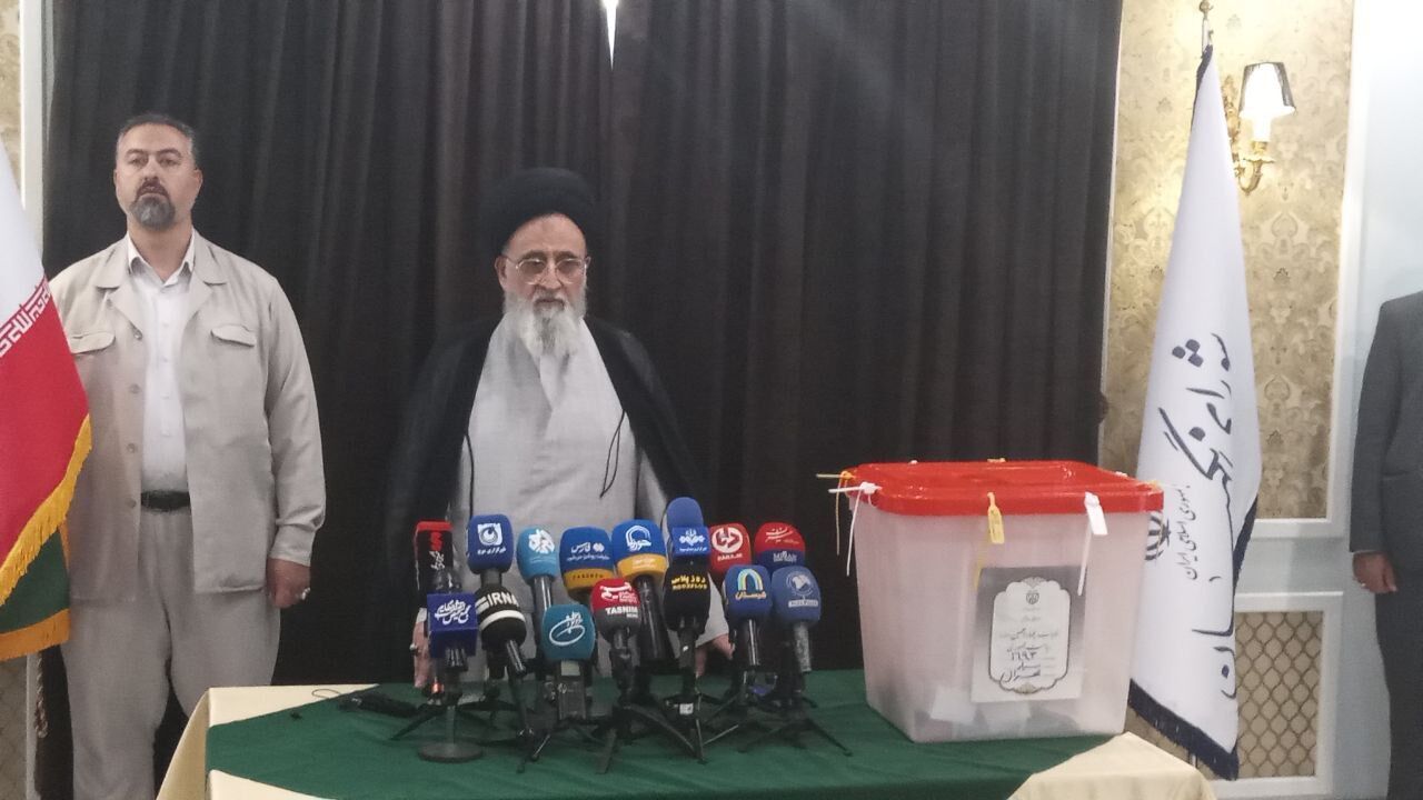 رئیس هیات مرکزی نظارت بر انتخابات رای خود را به صندوق انداخت
