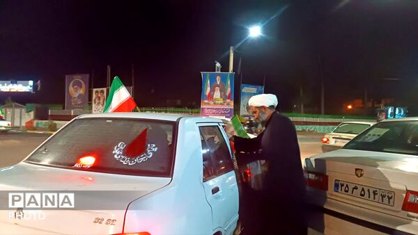 توزیع پرچم جمهوری اسلامی ایران و پوستر امام شهید در کاشمر 