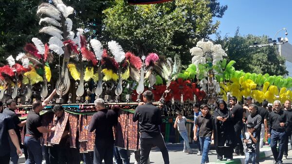 جاماندگان اربعین حسینی در مسیر حرم مطهر امام مهربانی
