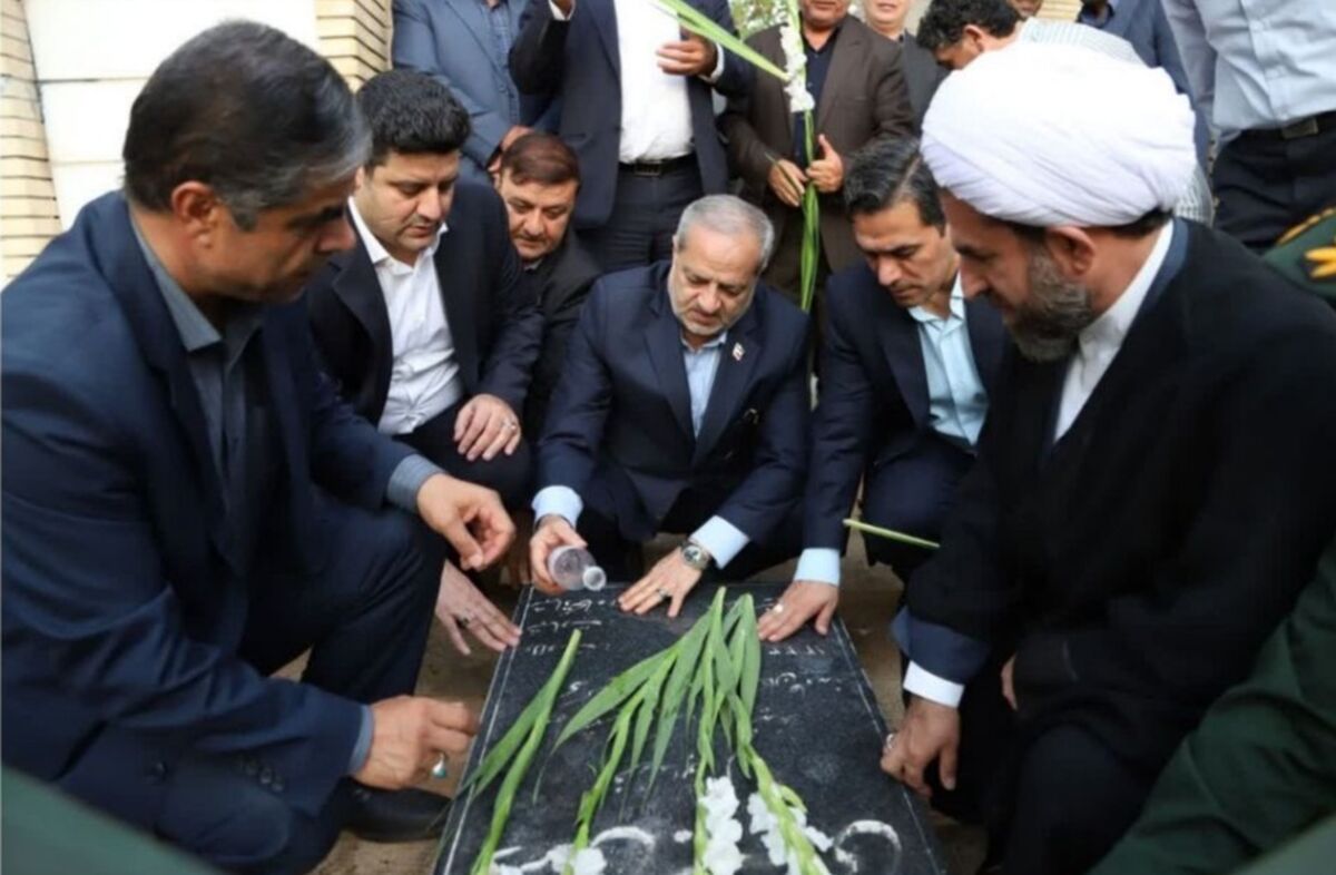 ادای احترام وزیر آموزش و پرورش به مقام شامخ شهدای شهرستان طارم