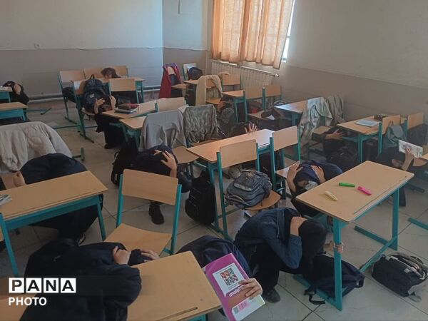 برگزاری بیست و هفتمین مانور سراسری زلزله و ایمنی در مدرسه فاطمه زهرا (س) دستگرد برخوار 