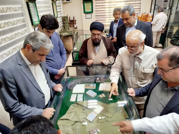 بازدید فرماندار کاشمر از موزه دفاع مقدس در زیارتگاه شهید مدرس(ره)