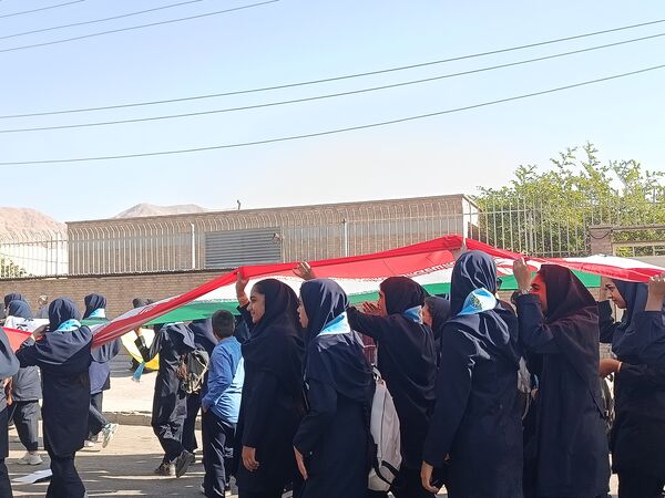 فریاد یک‌پارچهٔ دانش‌آموزان حاجی‌آباد در مسیر استقلال