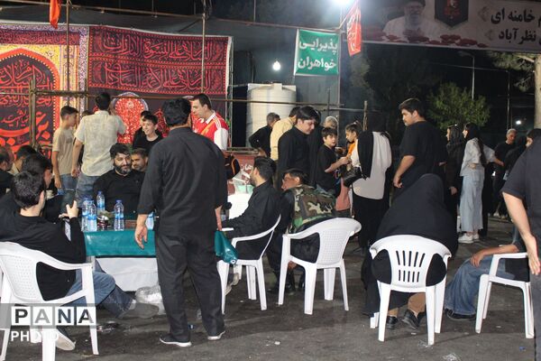 میزبانی موکب امام خامنه‌ای از زائران رهبر شهید