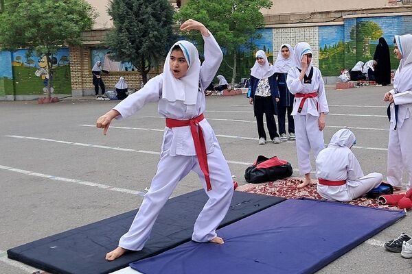 هنرنمایی دانش آموزان  مدرسه خواهران بابایی در روز دختر