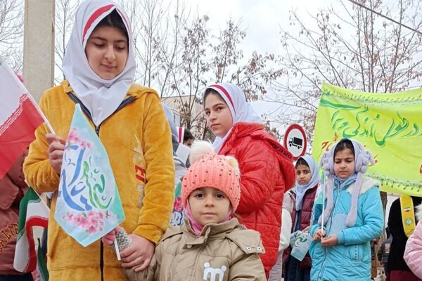دانش‌آموزان دالاهو در راهپیمایی ۲۲ بهمن غوغا کردند