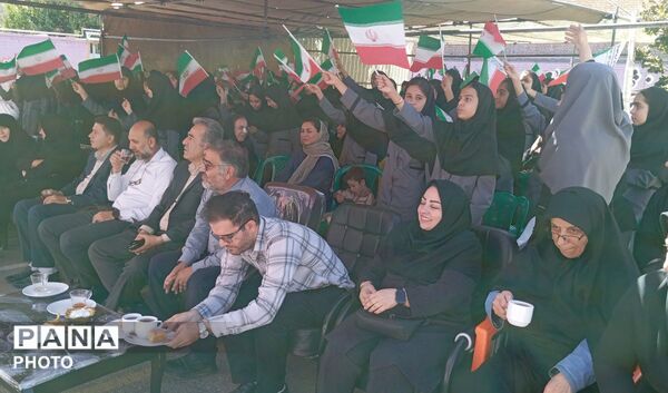 نواختن زنگ جوانه ها با یاد شهدای دانش آموز 