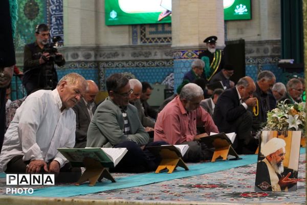 محفل جزء خوانی قرآن در امامزاده سید جعفر محمد یزد