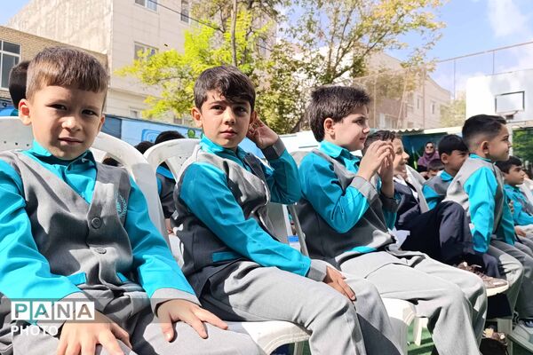 آغاز سال تحصیلی دانش‌آموزان دبستان «دنیای تربیت» 