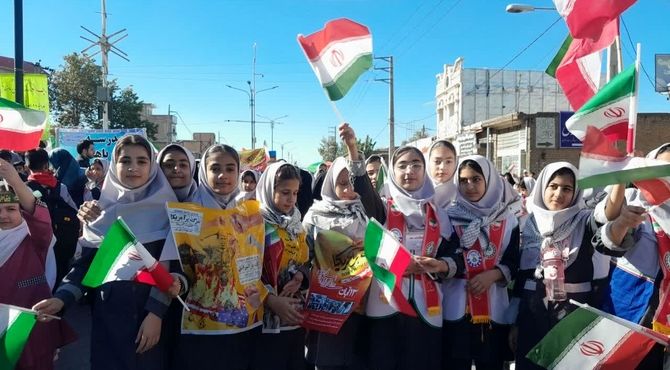 حضور گسترده دانش‌آموزان گالیکش در راهپیمایی یوم‌الله ۱۳ آبان