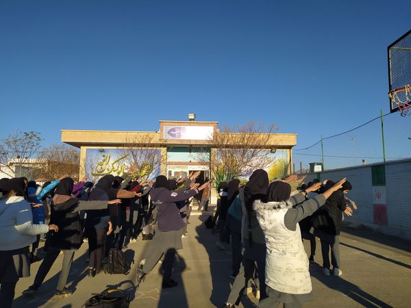 مراسم صبحگاه در دبیرستان دخترانه امید 