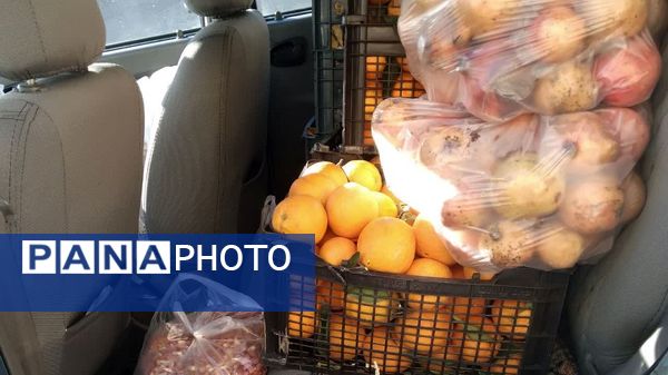 اهدای بسته‌های یلدایی به خانواده‌های کم برخوردار در شب یلدا