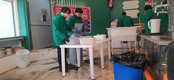 حضور خادمان اصفهانی در چایخانه امام رضا«ع» مشهد