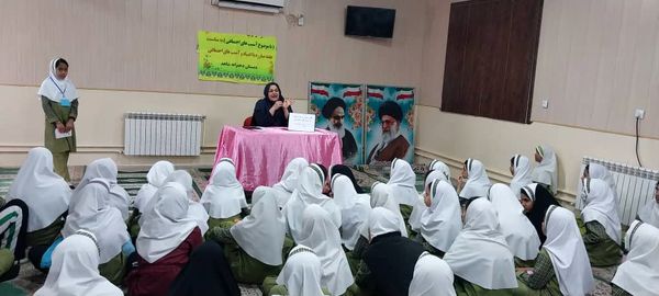 مراسم هفته مبارزه با اعتیاد در دبستان شاهد حاجی‌آباد 