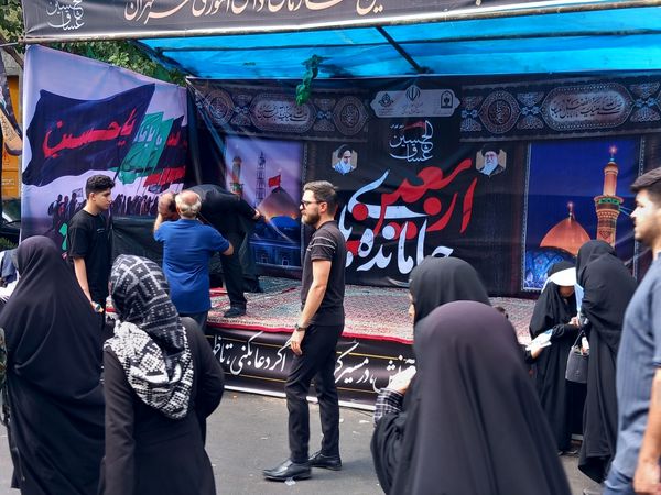 استقبال دلدادگان اباعبدالله الحسین (ع) از پیاده روی جاماندگان اربعین حسینی‌