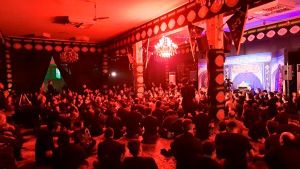 تجمع عظیم عاشقان در روز عاشورا به یاد امام حسین(ع)