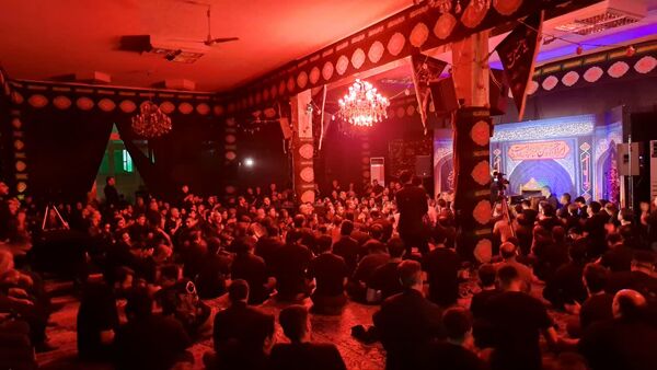 تجمع عظیم عاشقان در روز عاشورا به یاد امام حسین(ع)