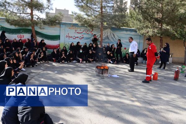 آموزش رایگان اطفای حریق برای ۹۹ دانش‌آموز ماهدشت کرج