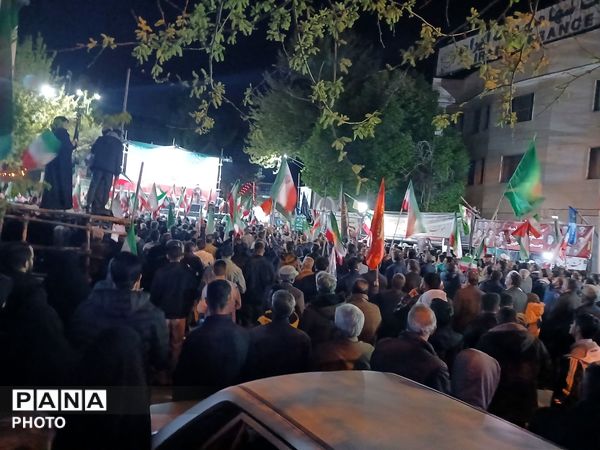 تجمع شبانه بیعت با رهبری در نهاوند