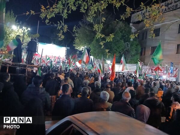 تجمع شبانه بیعت با رهبری در نهاوند