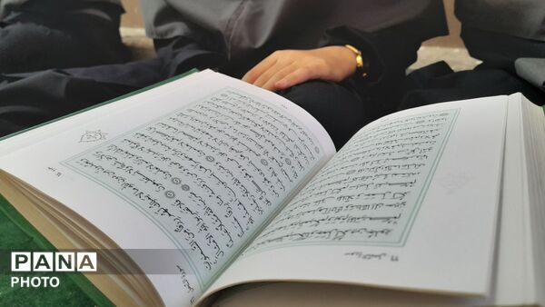 محفل انس با قرآن در دبیرستان هاجر به یاد شهدای میناب