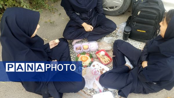 دور همی دخترانه همزمان با هفته بهداشت روان در دبیرستان فرهنگیان 