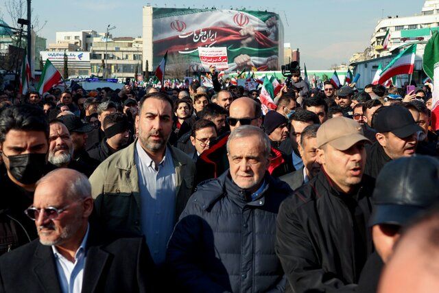 پزشکیان در جمع راهپیمایان تهرانی حاضر شد