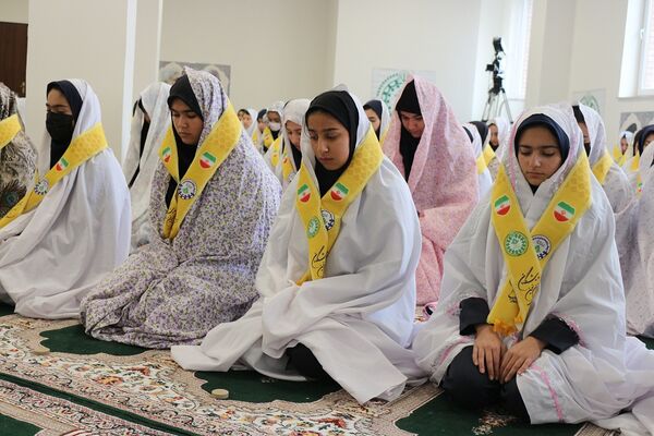 اقامه نماز جماعت در اردوی طرح تمشک در اردبیل