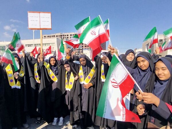 حضور پرشور دانش‌آموزان دبیرستان مهدی خدابنده در راهپیمایی ۱۳ آبان