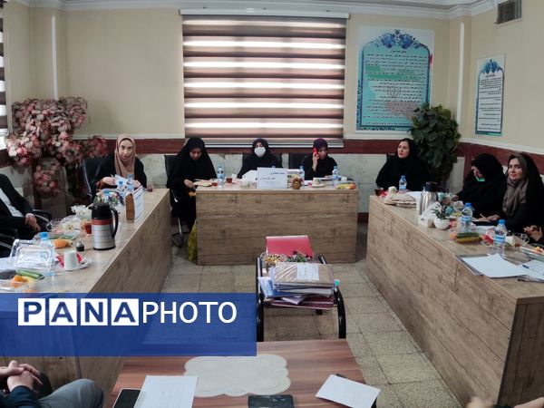 بازدید قطب کشوری مدیران از آموزشگاه شهدای معلم 2 همزمان با برپایی نمایشگاه علمی پژوهشی، انرژی های نوین، ادبیات و ریاضی