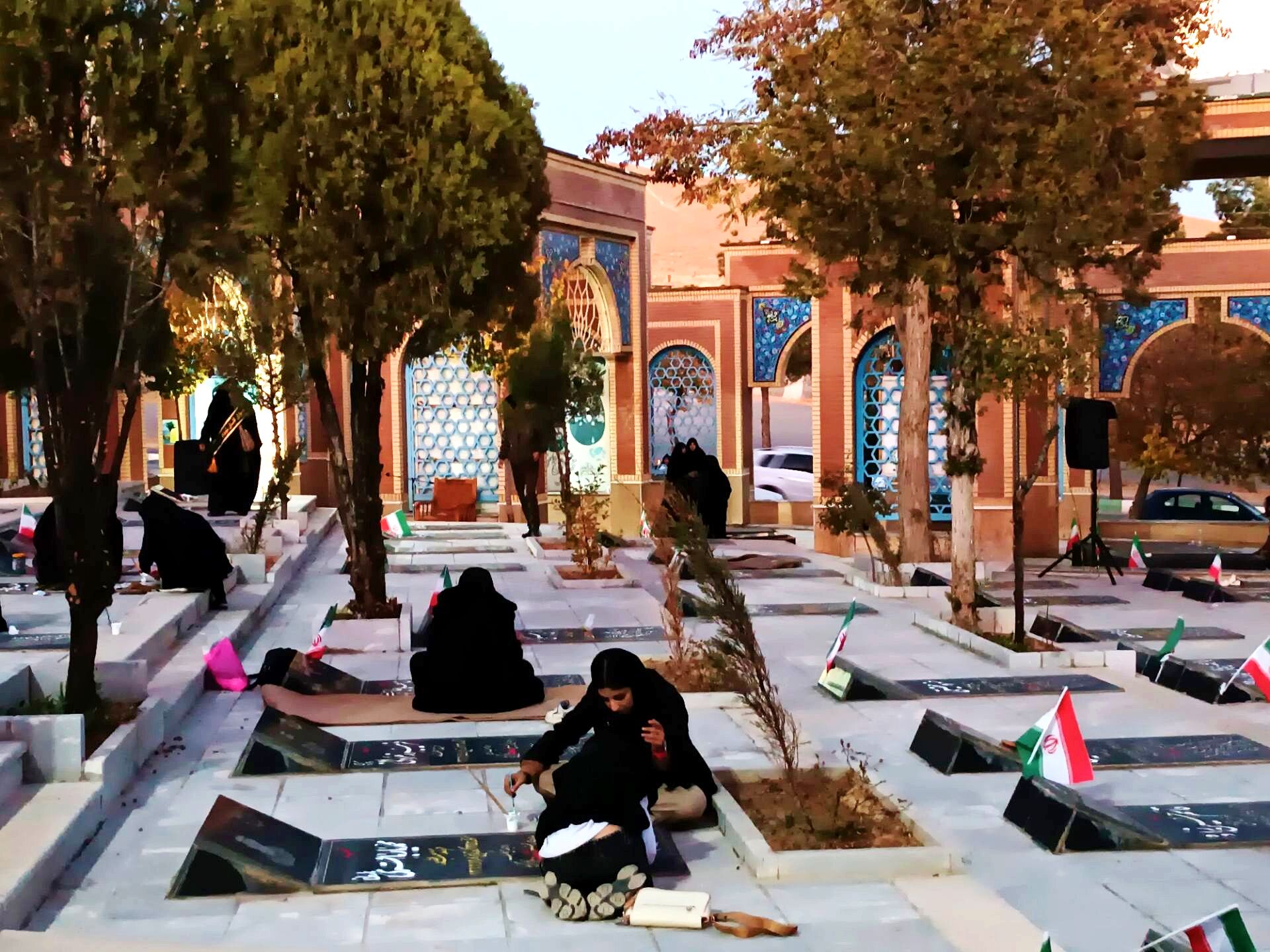 دختران شاهد فاطمه‌زهرا(س) در گلزار شهدا، قبور مطهر را به رنگ عشق آراستند