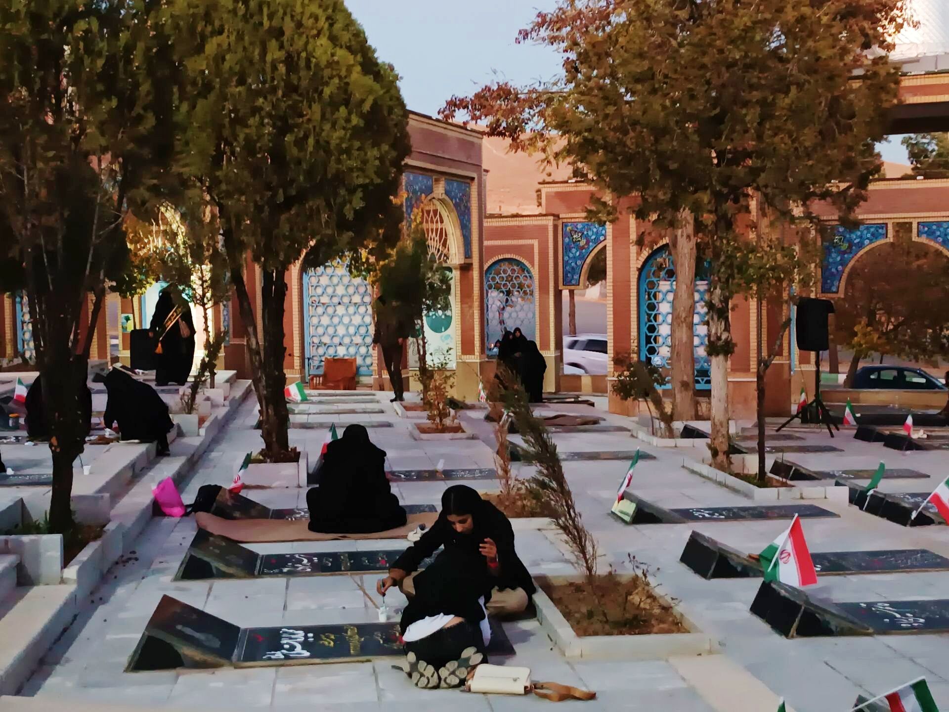 دختران شاهد فاطمه‌زهرا(س) در گلزار شهدا، قبور مطهر را به رنگ عشق آراستند