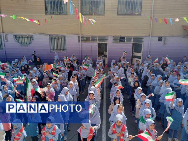 حال و هوای جشن ۲۲ بهمن در دبستان بهاردانش