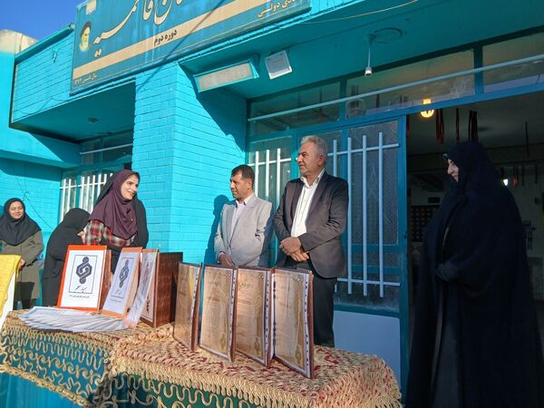  تجلیل از همیاران معلم در دبیرستان فاطمیه