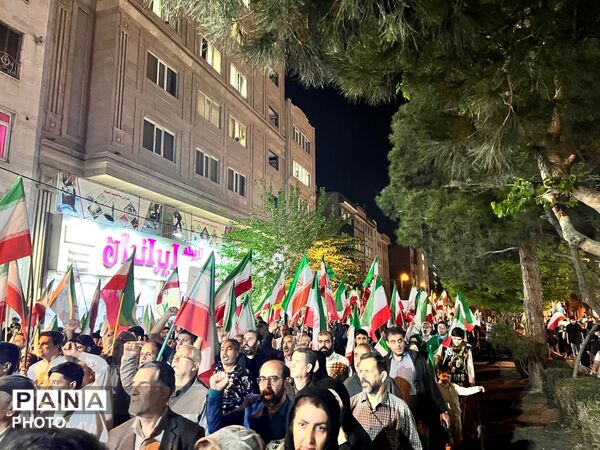 ایمان و مشت گره کرده،نماد مقاومت است