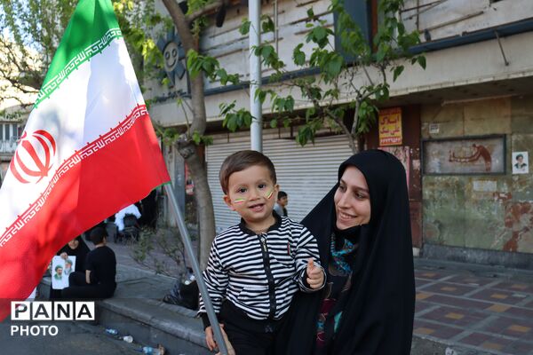 تک تک خیابان‌هاى تهران، سیاه پوش پدر امت