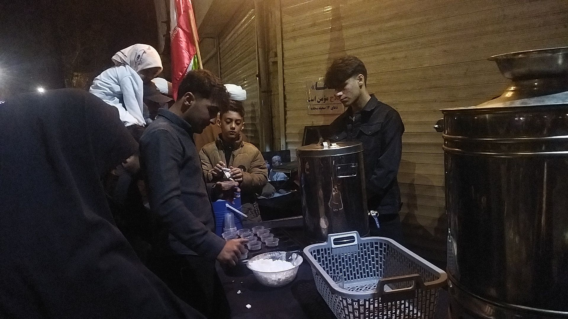 گذری بر فعالیت موکب حوزه علمیه گلشن در بیست و دومین شب از اجتماعات مردمی 
