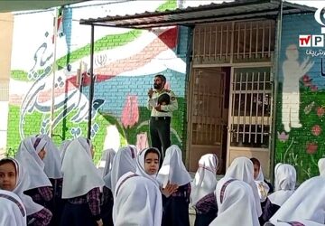 حضور مامور نیروی انتظامی در دبستان پیروزی به مناسبت هفته نیروی‌انتظامی