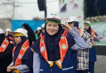 طنین حماسی سرود «ایرانمون» آسمان کرج را در سالروز پیروزی آذین بست