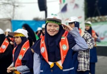 طنین حماسی سرود «ایرانمون» آسمان کرج را در سالروز پیروزی آذین بست