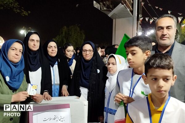 برپایی ایستگاه سلامت با حضور سفیران سلامت دانش‌آموزی ناحیه 2 شهرری در میدان نماز