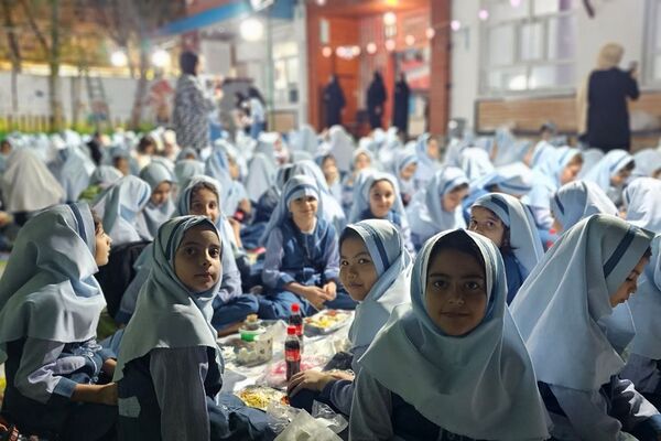 برپایی سفره افطار برای روزه اولی‌ها در دبستان دخترانه ام‌البنین شهرری