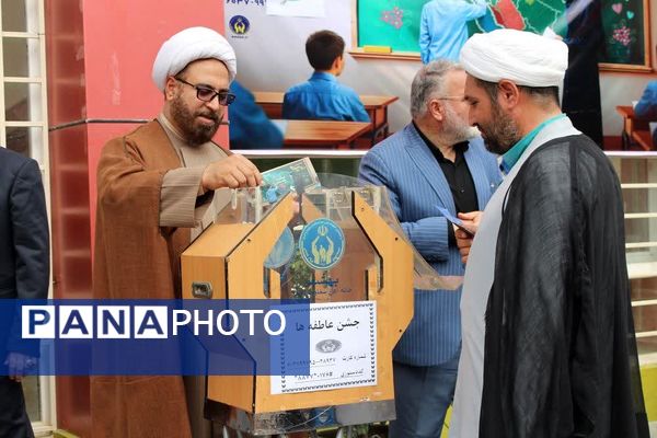 جشن عاطفه‌ها جشن همدلی دانش آموزان با دیگر کودکان نیازمند