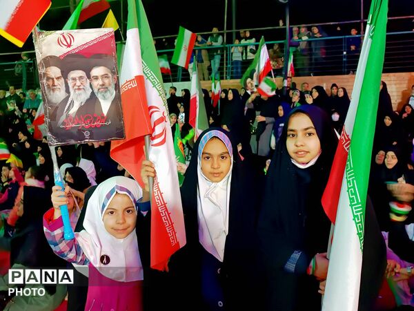 چهلم رهبر شهیدمان و کودکان میناب در میدان بازار دوم نازى آباد