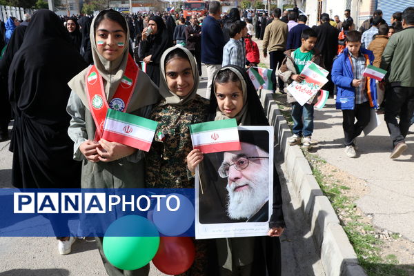 حضور آگاهانه مردم شهرستان کوار در راهپیمایی ۲۲ بهمن