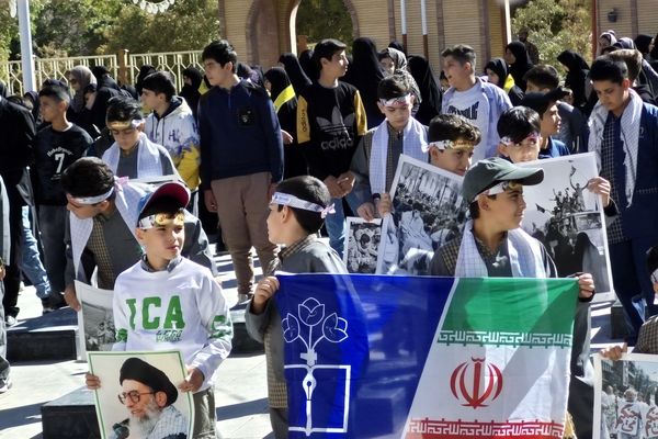 مراسم عطر افشانی گلزار شهدای بیجار در هفته دفاع مقدس