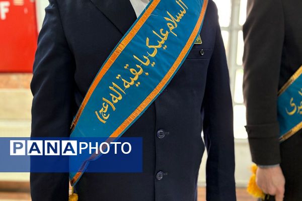 خادمان مسجد جمکران پرچم متبرک را به مدرسه شهید همت آوردند