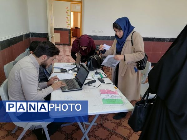 آثار دانش اموزان هنرمند کاشمر در کانون عاطفه 